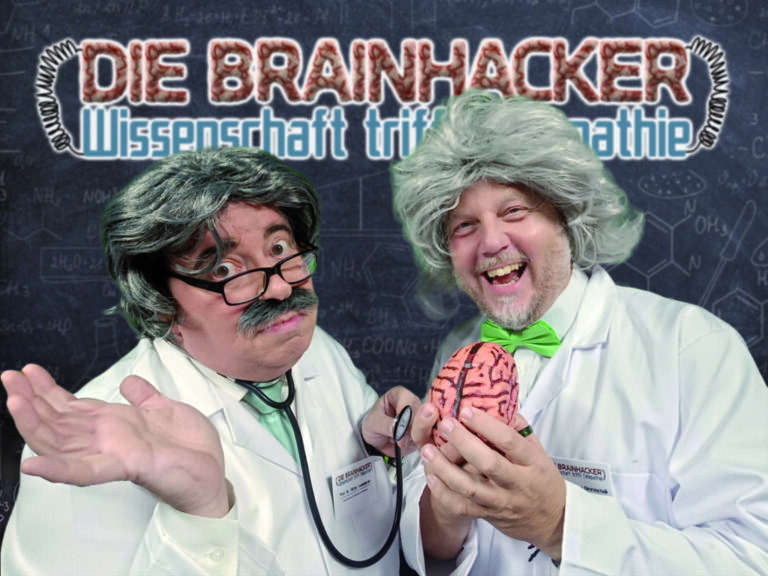 Die Brainhacker - Mental Magie Wissenschaftsshow - Die Brainhacker sind eine unterhaltungs Bühnenshow für Events alles Art. Eine gelungene Mischung aus Wissenschaft, Comedy und mental Magie. Firmenevents “Die ultimative Show für unvergessliche Firmenevents” Sie planen ein Firmenevent, das Ihre Mitarbeiter und Gäste noch lange in Erinnerung behalten werden? Dann sollten Sie unbedingt “Die Brainhacker” in Betracht ziehen! Diese beeindruckende Mental-Magie-Show, präsentiert von den brillanten Wissenschaftlern Prof. Dr. Johann von Neuroschalk und Prof. Dr. Viktor Stammbrain, ist die perfekte Ergänzung für jedes Event. Warum? Das verraten wir Ihnen gerne! Eine Show, die Ihre Gäste sprachlos macht: Unser Geheims? Der Gehirnwellen-Verstärker – eine Technologie, die Gedankenübertragung möglich macht. Ja, Sie haben richtig gehört! Ihre Gäste werden Zeuge, wie Gedanken scheinbar aus den Köpfen der Brainhacker auf die Bühne und zu anderen Teilnehmern übertragen werden. Das ist keine Science-Fiction, sondern echte Unterhaltung! Faszinierende Wissenschaft trifft auf Entertainment: Die Brainhacker wissen, wie man Wissenschaft und Spaß miteinander verbindet. Diese Show wird Ihre Vorstellungskraft herausfordern, während Sie gleichzeitig die erstaunliche Welt der Gehirnforschung und Telepathie erleben. Wir garantieren, dass Ihre Gäste begeistert sein werden, wie in dieser Show Wissenschaft und Magie auf einzigartige Weise verschmelzen. Ein Hauch von Science-Fiction, aber realer als je zuvor: Treten Sie ein in eine Welt, in der Wissenschaft zur Magie wird! Die Brainhacker präsentieren Ihnen eine atemberaubende Illusionsshow, bei der Gedankenübertragung scheinbar aus Science-Fiction-Filmen in die Realität überführt wird. Ihre Gäste werden sich wie in einem Blockbuster-Film fühlen, nur mit dem Unterschied, dass sie Teil des Spektakels sind! Das Highlight Ihres Firmenevents: Suchen Sie nach dem ultimativen Highlight für Ihr Firmenevent? “Die Brainhacker” sind die Antwort! Diese Show wird nicht nur Ihre Gäste unterhalten, sondern auch ihre Köpfe zum Rauchen bringen, während sie versuchen, das Geheimnis der Gedankenübertragung zu entschlüsseln. Und das Beste daran? Ihre Gäste werden nicht nur zuschauen, sondern aktiv in die Show einbezogen, was für eine unvergessliche Erfahrung sorgt.