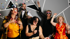 Buchbar bei Eddy-Events.de | Willkommen bei Eddy-Events - Ihrem professionellen Partner für Premium Retro & Oldies Entertainment. Wir bieten Ihnen hochwertige Live-Unterhaltung mit King Eddy und seinem Team von talentierten Musikern und Sängern. Ob Kongresse, Tagungen, Messen, Galas, Kick-Off-Events, Awards, Festivals, Pressebälle oder Produktpräsentationen - wir sorgen dafür, dass Ihre Veranstaltung unvergesslich wird. Buchen Sie jetzt eine Liveband, Musik für Ihre Hochzeit oder einen Sänger für Ihren Geburtstag. Mit 40 Jahren Bühnenerfahrung und zahlreichen Auftritten, auch in bekannten TV-Formaten wie SAT.1, sind wir Ihr Highlight für jeden besonderen Anlass. Wir bieten eine große Auswahl an Künstlern und Musikern, um sicherzustellen, dass wir Ihre individuellen Bedürfnisse erfüllen können. Unsere professionellen Musiker und Sänger sind darauf spezialisiert, die besten Hits der 50er, 60er und 70er Jahre zum Leben zu erwecken und Ihre Gäste auf die Tanzfläche zu bringen. Wir haben alles, was Sie brauchen, um Ihre Feier zu einem unvergesslichen Erlebnis zu machen. Kontaktieren Sie uns noch heute für eine unverbindliche Anfrage und ein Angebot, das perfekt auf Ihre Bedürfnisse zugeschnitten ist. Bei Eddy-Events geht es nicht nur um großartige Musik und Unterhaltung - es geht auch darum, unseren Kunden eine herausragende Erfahrung zu bieten. Deshalb sind wir stets bemüht, Ihnen den bestmöglichen Service zu bieten und dafür zu sorgen, dass Ihre Veranstaltung ein voller Erfolg wird. Wir freuen uns darauf, Ihnen bei der Planung Ihrer nächsten Feier behilflich zu sein.