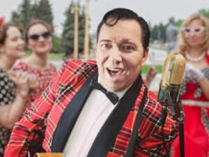 Buchbar bei Eddy-Events.de | Willkommen bei Eddy-Events - Ihrem professionellen Partner für Premium Retro & Oldies Entertainment. Wir bieten Ihnen hochwertige Live-Unterhaltung mit King Eddy und seinem Team von talentierten Musikern und Sängern. Ob Kongresse, Tagungen, Messen, Galas, Kick-Off-Events, Awards, Festivals, Pressebälle oder Produktpräsentationen - wir sorgen dafür, dass Ihre Veranstaltung unvergesslich wird. Buchen Sie jetzt eine Liveband, Musik für Ihre Hochzeit oder einen Sänger für Ihren Geburtstag. Mit 40 Jahren Bühnenerfahrung und zahlreichen Auftritten, auch in bekannten TV-Formaten wie SAT.1, sind wir Ihr Highlight für jeden besonderen Anlass. Wir bieten eine große Auswahl an Künstlern und Musikern, um sicherzustellen, dass wir Ihre individuellen Bedürfnisse erfüllen können. Unsere professionellen Musiker und Sänger sind darauf spezialisiert, die besten Hits der 50er, 60er und 70er Jahre zum Leben zu erwecken und Ihre Gäste auf die Tanzfläche zu bringen. Wir haben alles, was Sie brauchen, um Ihre Feier zu einem unvergesslichen Erlebnis zu machen. Kontaktieren Sie uns noch heute für eine unverbindliche Anfrage und ein Angebot, das perfekt auf Ihre Bedürfnisse zugeschnitten ist. Bei Eddy-Events geht es nicht nur um großartige Musik und Unterhaltung - es geht auch darum, unseren Kunden eine herausragende Erfahrung zu bieten. Deshalb sind wir stets bemüht, Ihnen den bestmöglichen Service zu bieten und dafür zu sorgen, dass Ihre Veranstaltung ein voller Erfolg wird. Wir freuen uns darauf, Ihnen bei der Planung Ihrer nächsten Feier behilflich zu sein.
