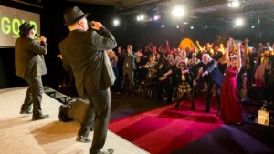 Buchbar bei Eddy-Events.de | Willkommen bei Eddy-Events - Ihrem professionellen Partner für Premium Retro & Oldies Entertainment. Wir bieten Ihnen hochwertige Live-Unterhaltung mit King Eddy und seinem Team von talentierten Musikern und Sängern. Ob Kongresse, Tagungen, Messen, Galas, Kick-Off-Events, Awards, Festivals, Pressebälle oder Produktpräsentationen - wir sorgen dafür, dass Ihre Veranstaltung unvergesslich wird. Buchen Sie jetzt eine Liveband, Musik für Ihre Hochzeit oder einen Sänger für Ihren Geburtstag. Mit 40 Jahren Bühnenerfahrung und zahlreichen Auftritten, auch in bekannten TV-Formaten wie SAT.1, sind wir Ihr Highlight für jeden besonderen Anlass. Wir bieten eine große Auswahl an Künstlern und Musikern, um sicherzustellen, dass wir Ihre individuellen Bedürfnisse erfüllen können. Unsere professionellen Musiker und Sänger sind darauf spezialisiert, die besten Hits der 50er, 60er und 70er Jahre zum Leben zu erwecken und Ihre Gäste auf die Tanzfläche zu bringen. Wir haben alles, was Sie brauchen, um Ihre Feier zu einem unvergesslichen Erlebnis zu machen. Kontaktieren Sie uns noch heute für eine unverbindliche Anfrage und ein Angebot, das perfekt auf Ihre Bedürfnisse zugeschnitten ist. Bei Eddy-Events geht es nicht nur um großartige Musik und Unterhaltung - es geht auch darum, unseren Kunden eine herausragende Erfahrung zu bieten. Deshalb sind wir stets bemüht, Ihnen den bestmöglichen Service zu bieten und dafür zu sorgen, dass Ihre Veranstaltung ein voller Erfolg wird. Wir freuen uns darauf, Ihnen bei der Planung Ihrer nächsten Feier behilflich zu sein.